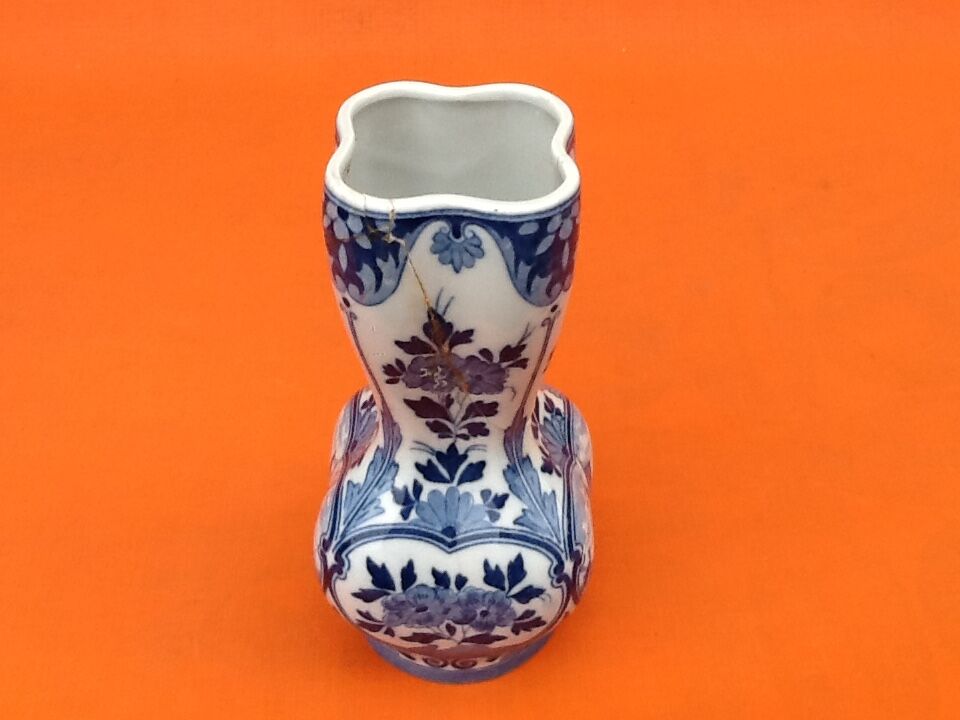 Delft d533 earthenware vase