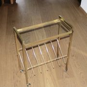 Table d'appoint vintage avec porte revue en laiton et verre
