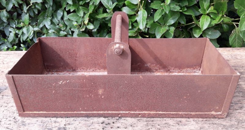 Metal crate with 2 compartments