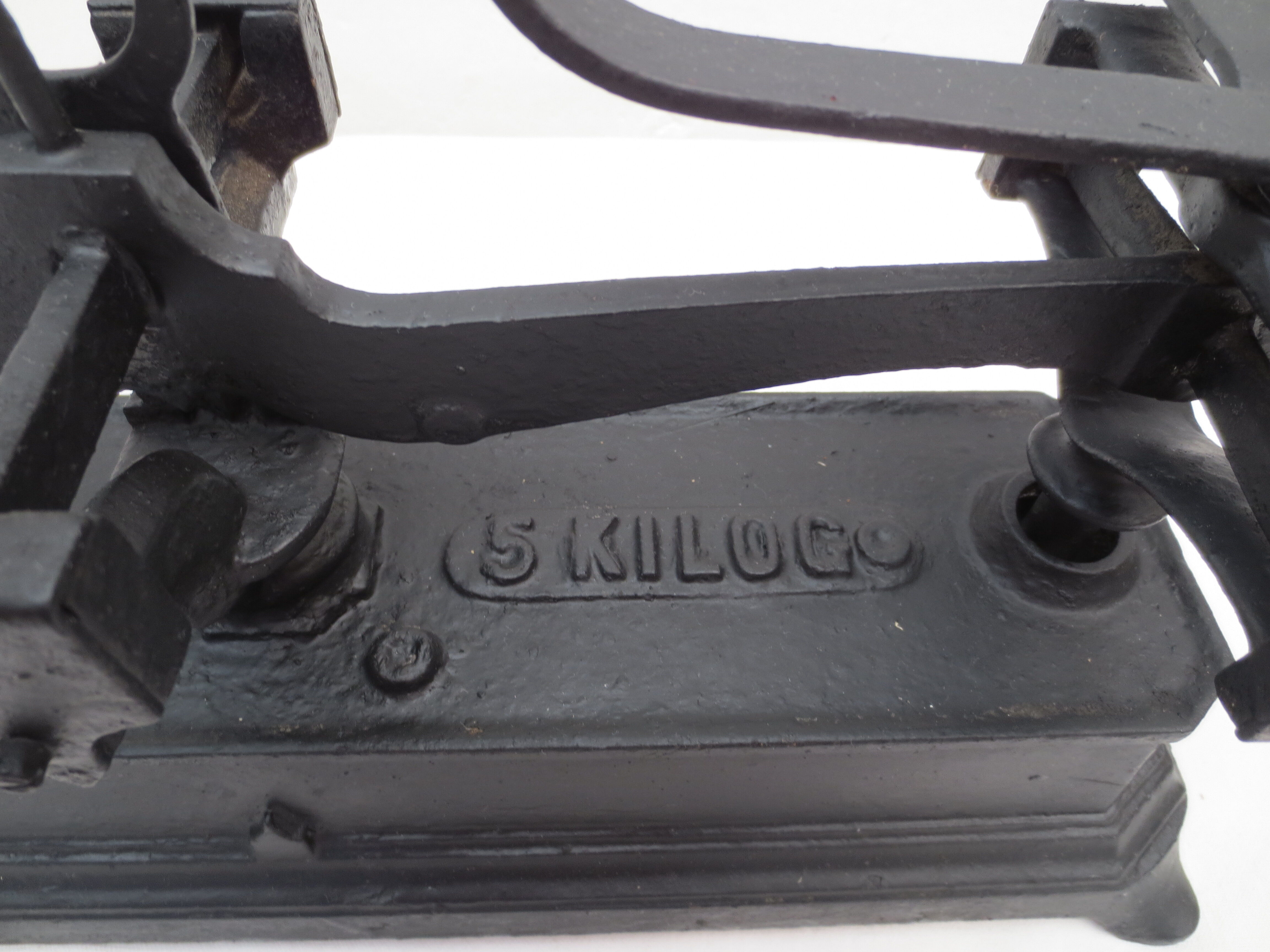 Old complete roberval balance in black cast iron with fine lines (force 5 kg)