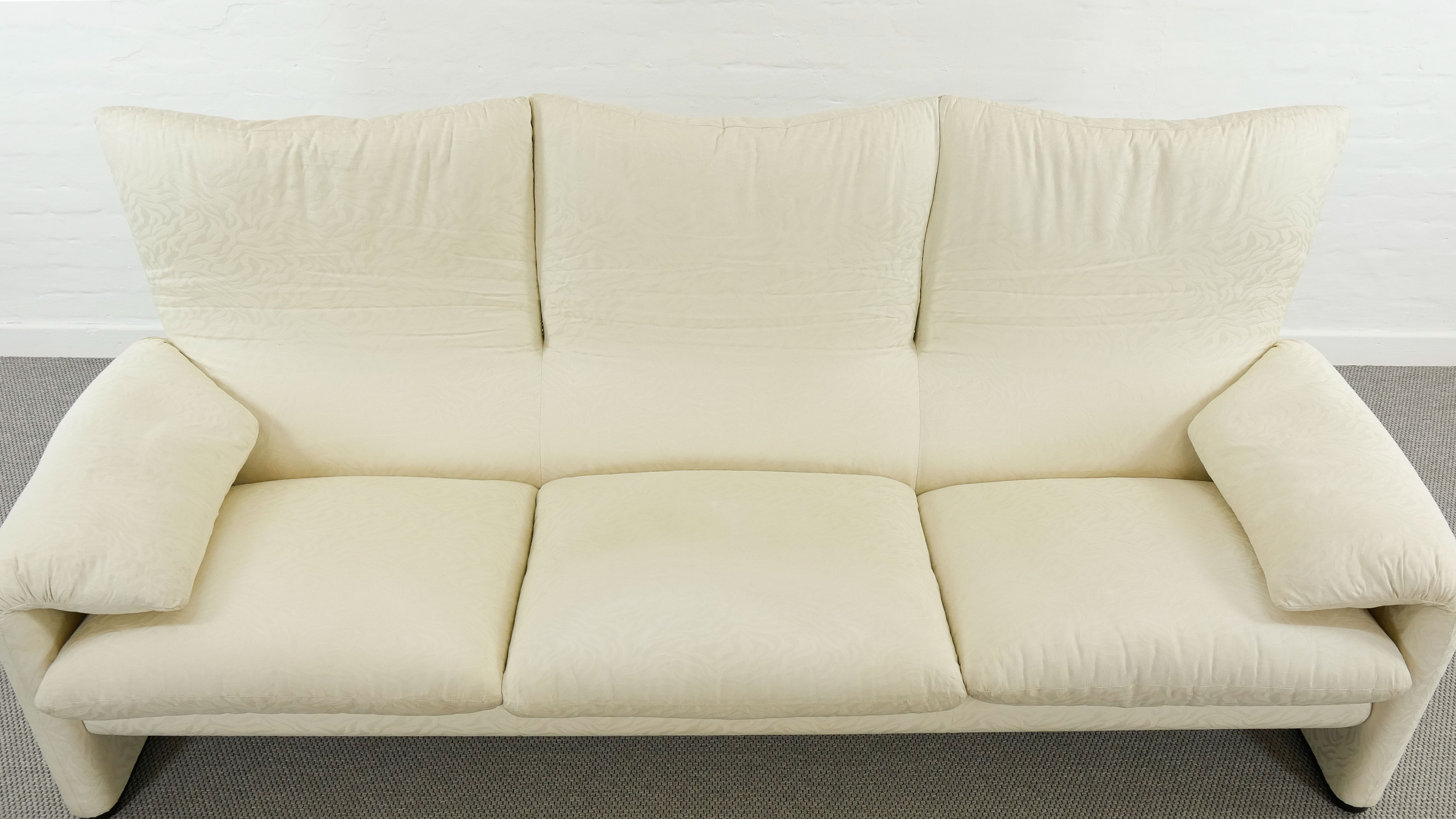 Maralunga 3-seat Sofa with Footrest in offwhite by Vico Magistretti for Cassina, Italy