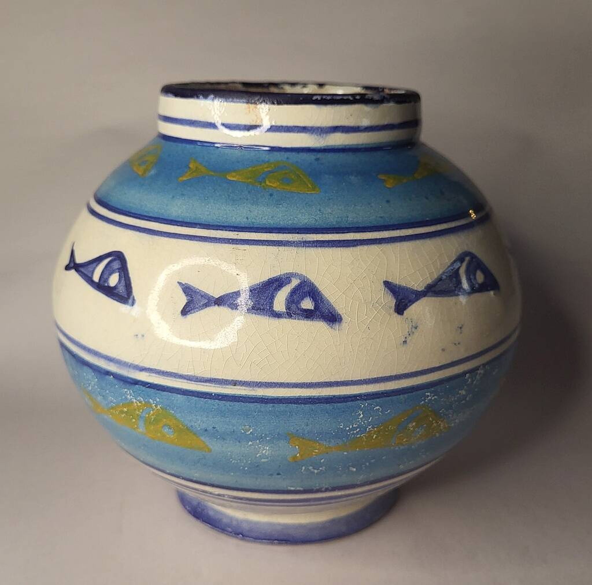 Vase en céramique portugaise décoré de poissons bleus et dorés
