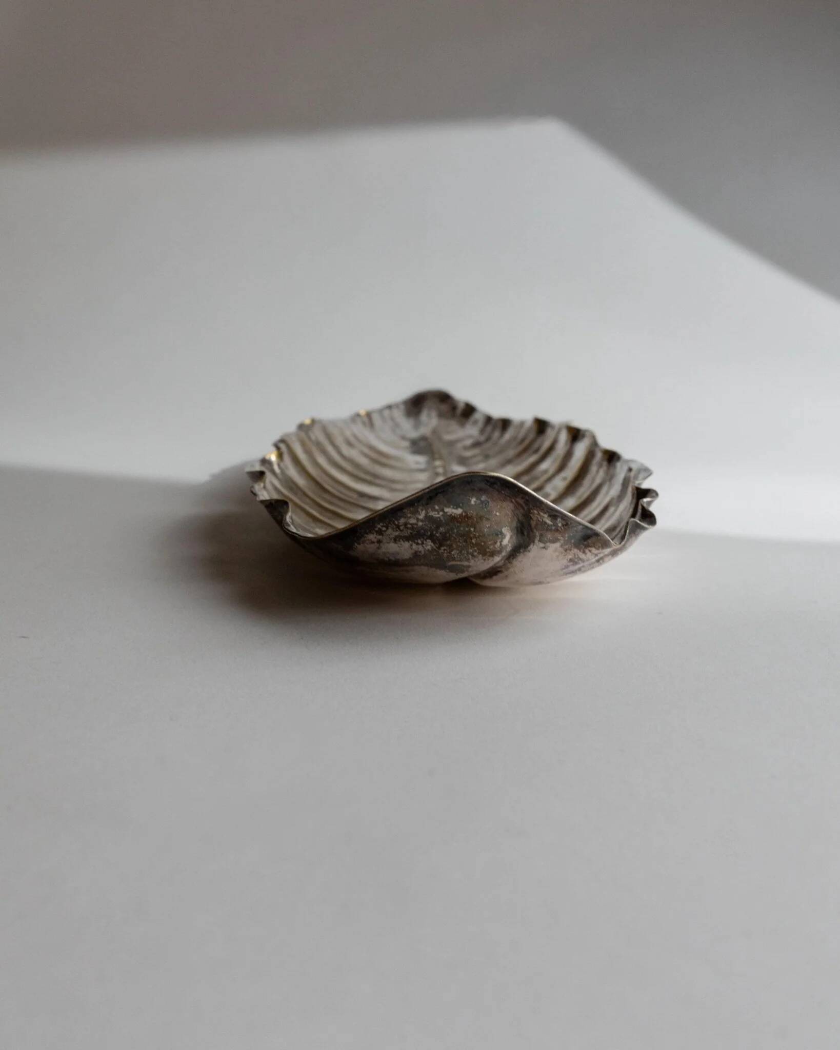 Large vintage bowl in the shape of a leaf in silver metal with gold details - Mid-Century design Italy 1970s