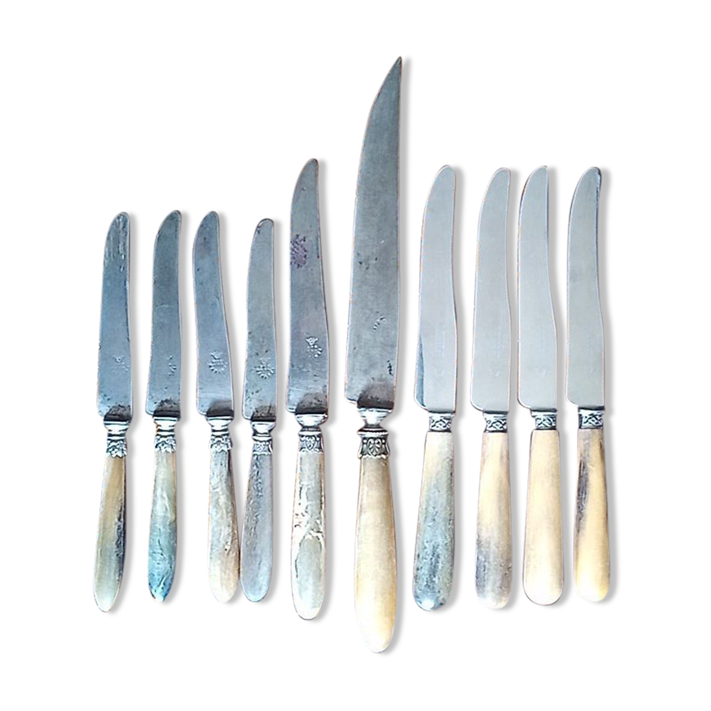 10 horn handle knives including 4 Berthier Valence - 5 logo with the crown 202