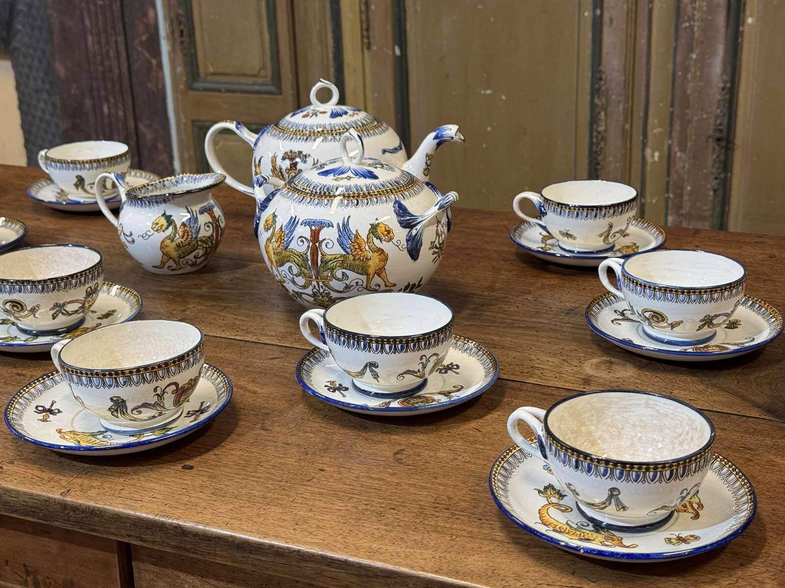Tea and coffee service in Gien earthenware from the late 19th century with Renaissance decoration.