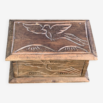Box, chiseled wooden box, carved with bird motifs, vintage