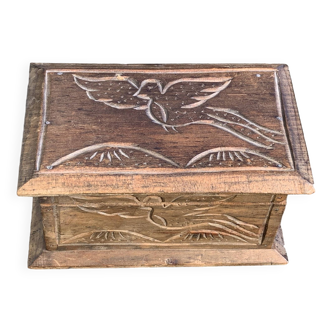 Box, chiseled wooden box, carved with bird motifs, vintage