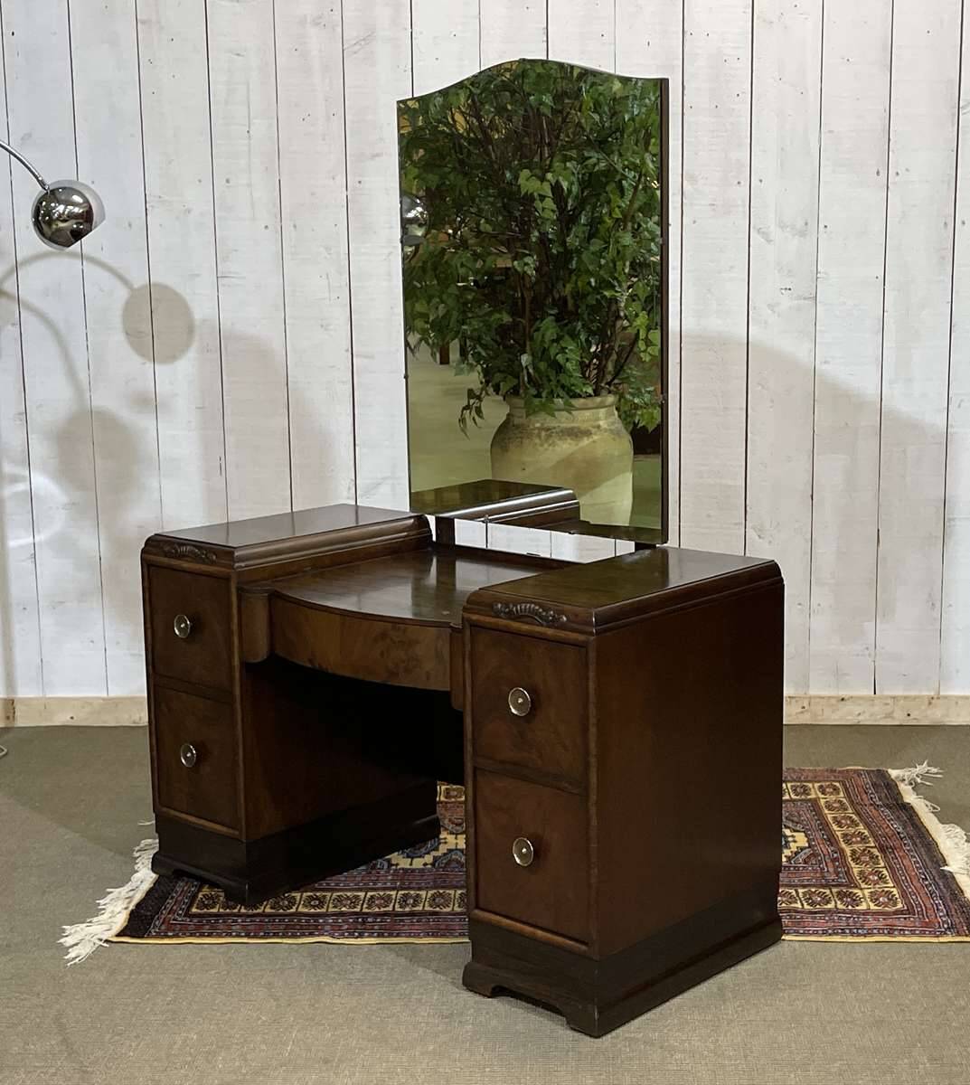 Art Deco English hairdresser in walnut from the 1930s.