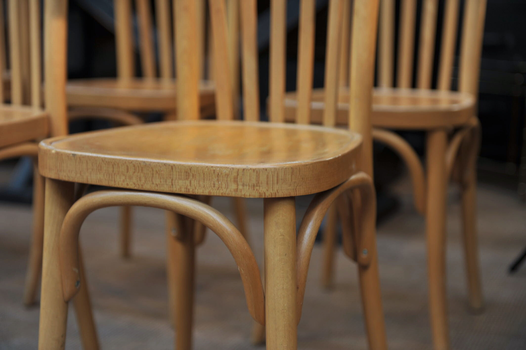 Lot de 6 anciennes chaises bistrot en hêtre courbé des années 1950