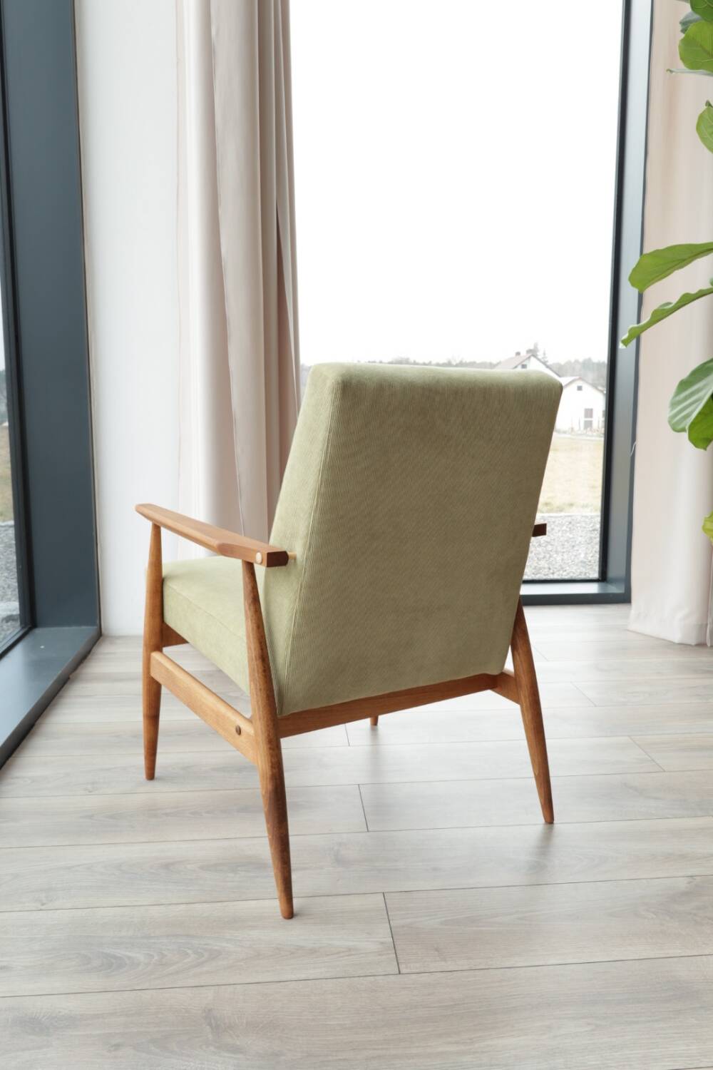 Fauteuil scandinave en bois avec repose-pieds vert olive