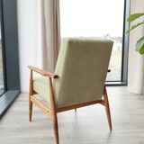 Fauteuil scandinave en bois avec repose-pieds vert olive