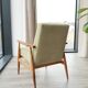 Fauteuil scandinave en bois avec repose-pieds vert olive
