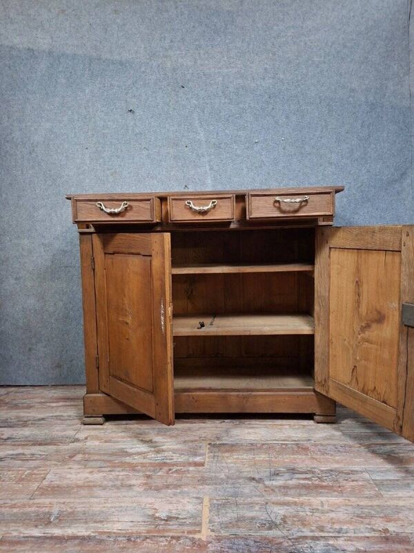 buffet ancien en bois massif, plein de charme et de caractère.