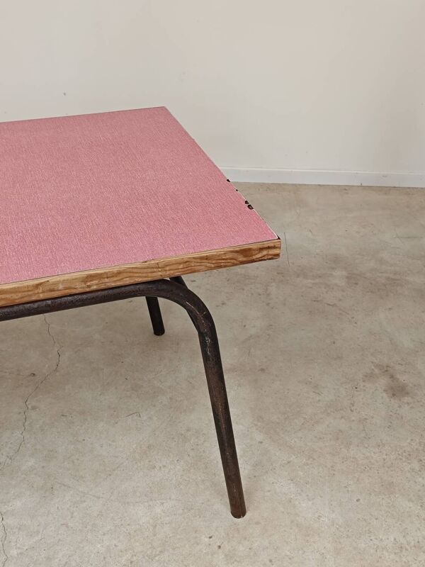 Grande table de réfectoire en formica rose et metal