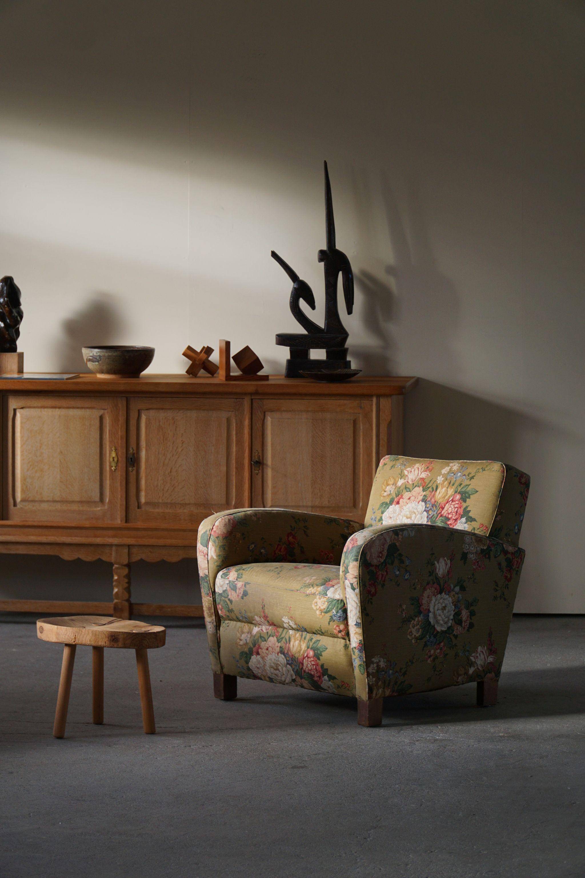Modern Danish pair of curved lounge chairs, original fabric, Fritz Hansen, 1940.
