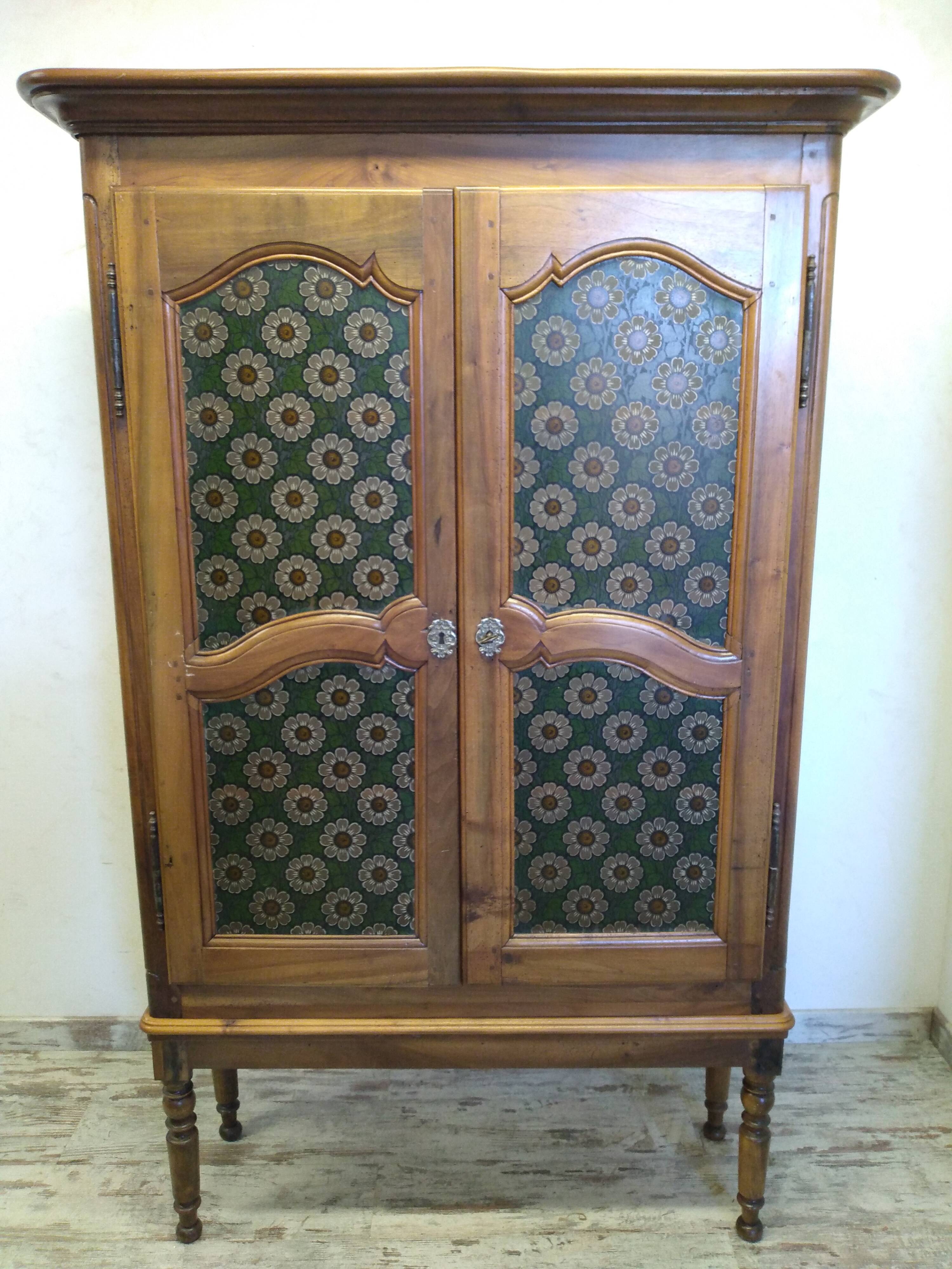 Atypical antique showcase