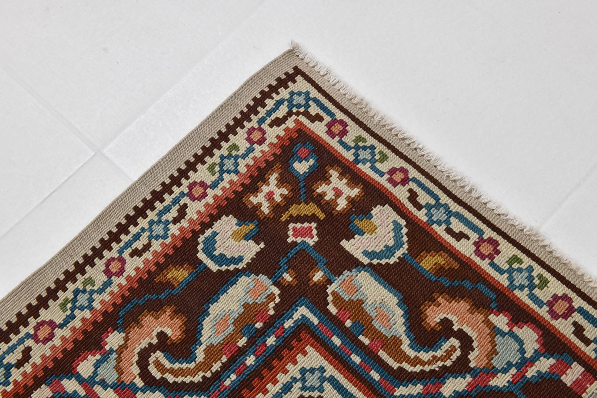 Kilim persan tons crème et bordeaux, motifs floraux élégants vintage