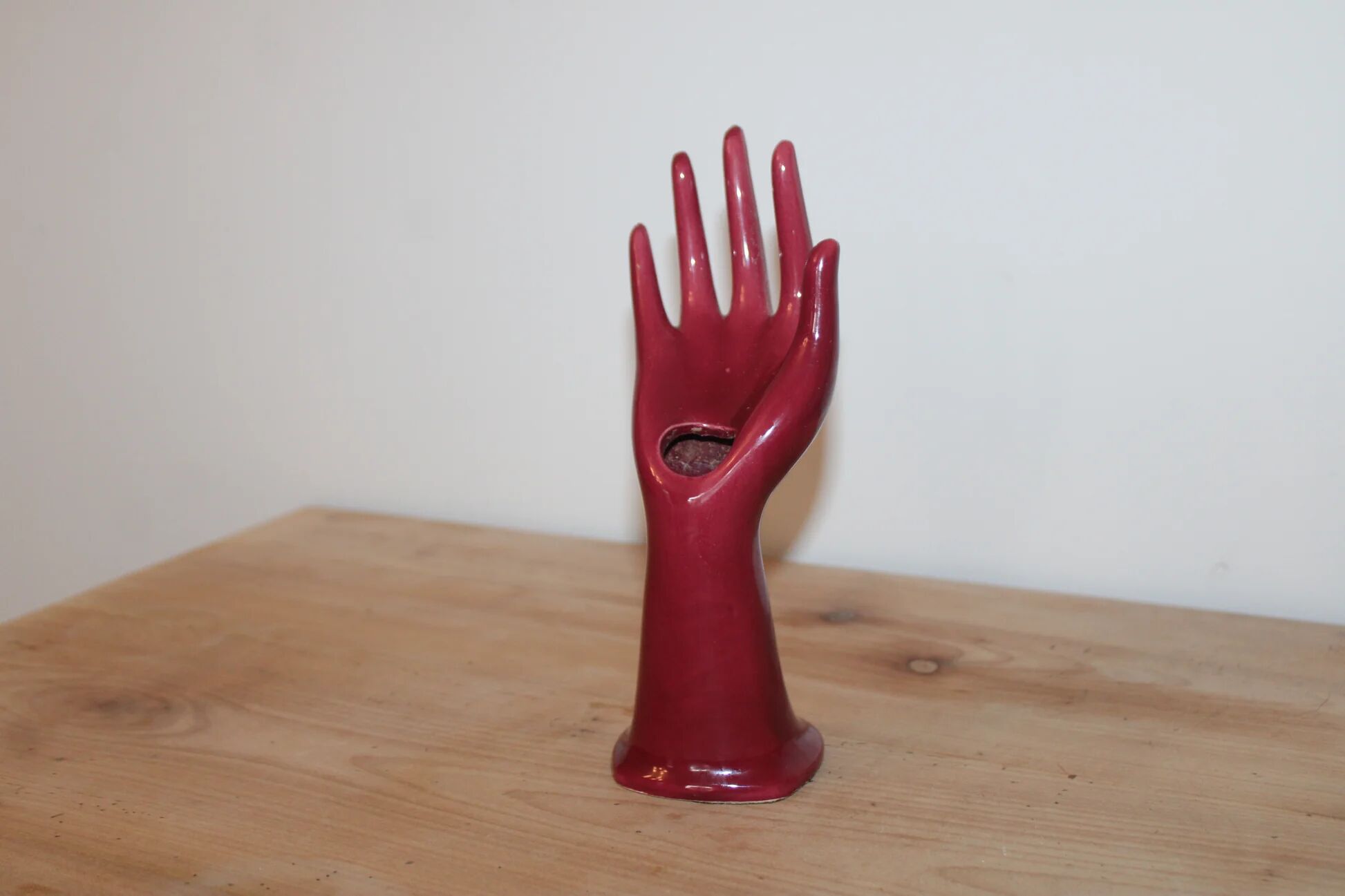 Main soliflore vintage en céramique rouge framboise