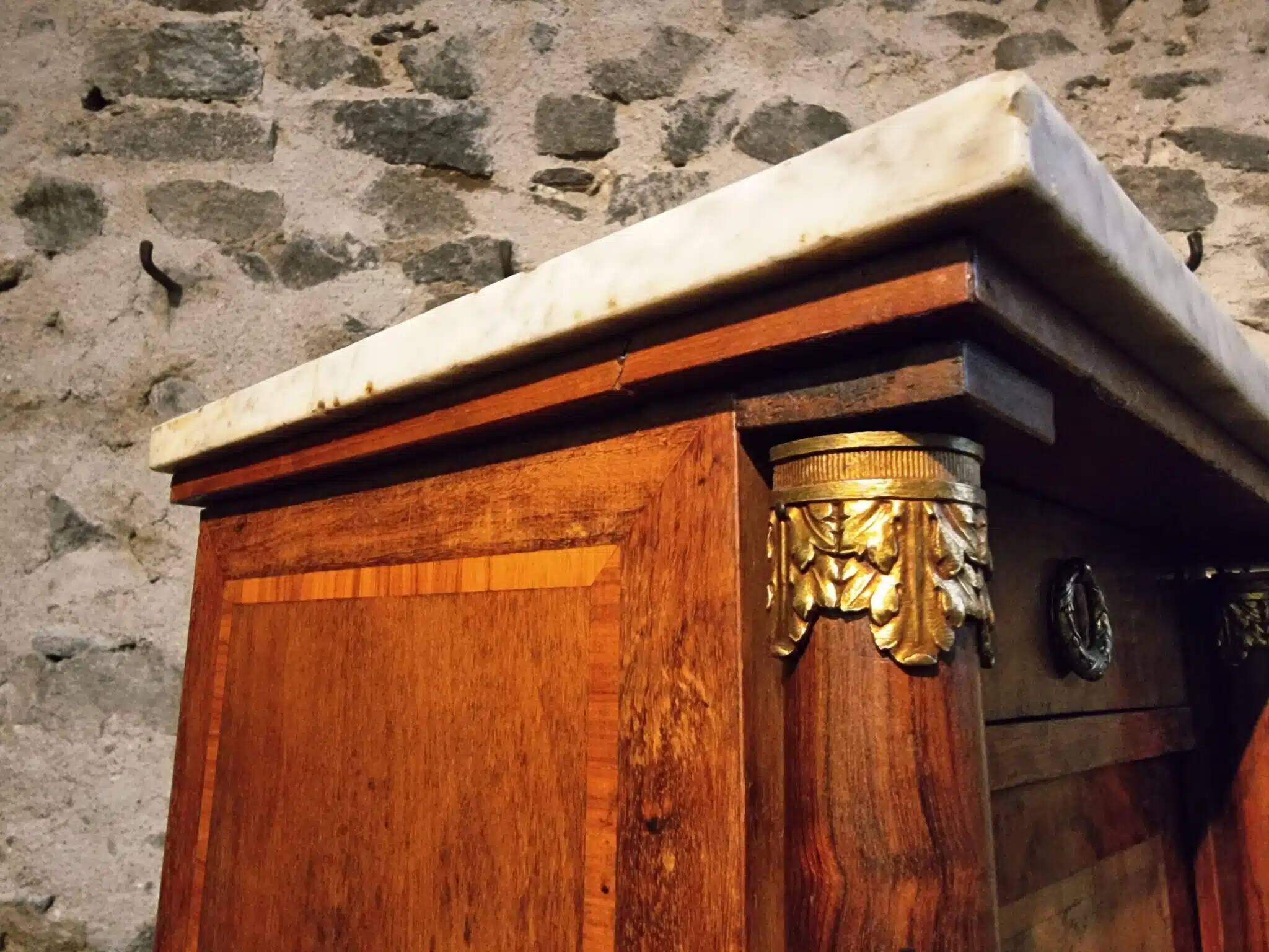 Table de chevet Empire français avec dessus en marbre