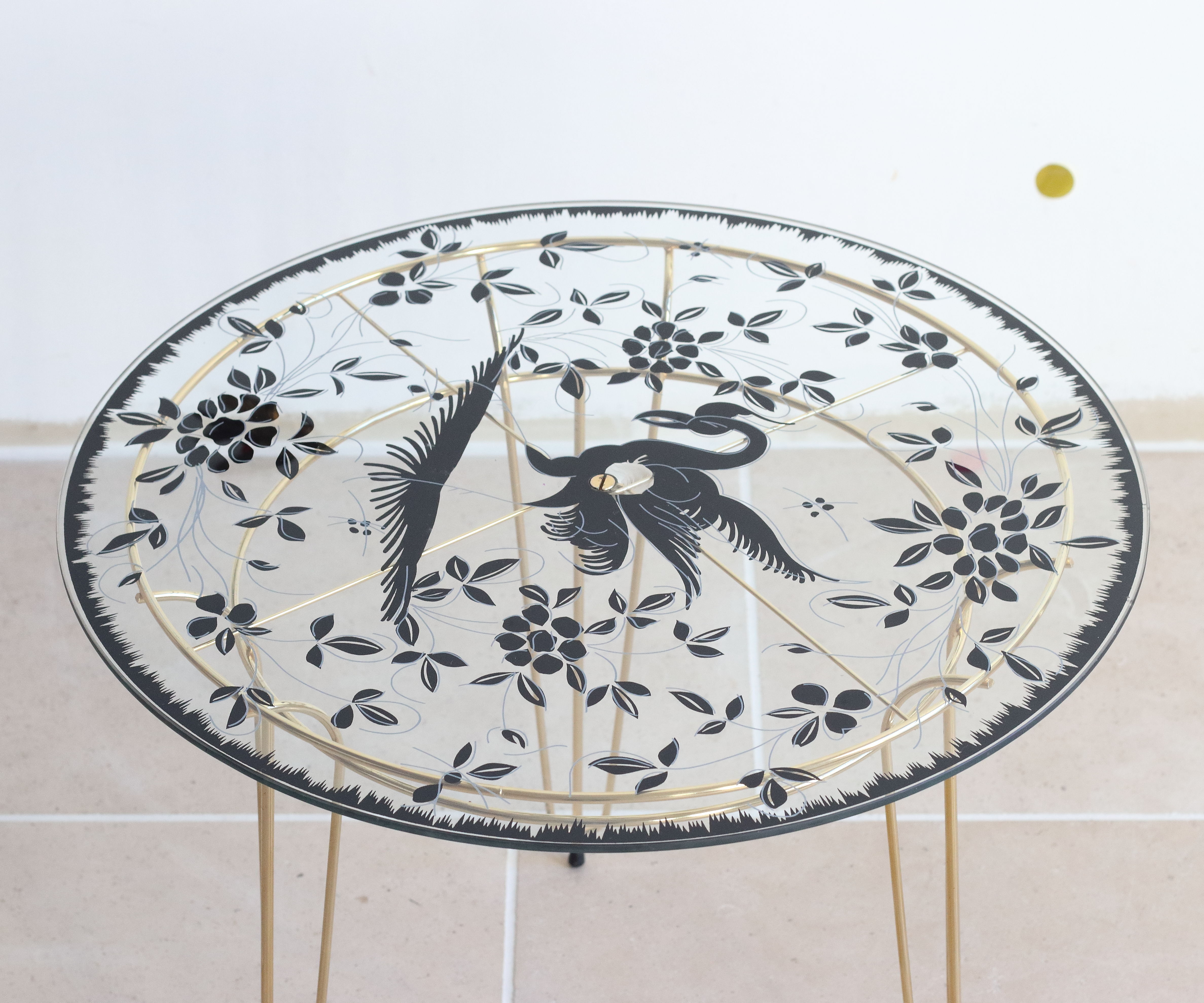 Table basse tripode en laiton doré et verre sérigraphié