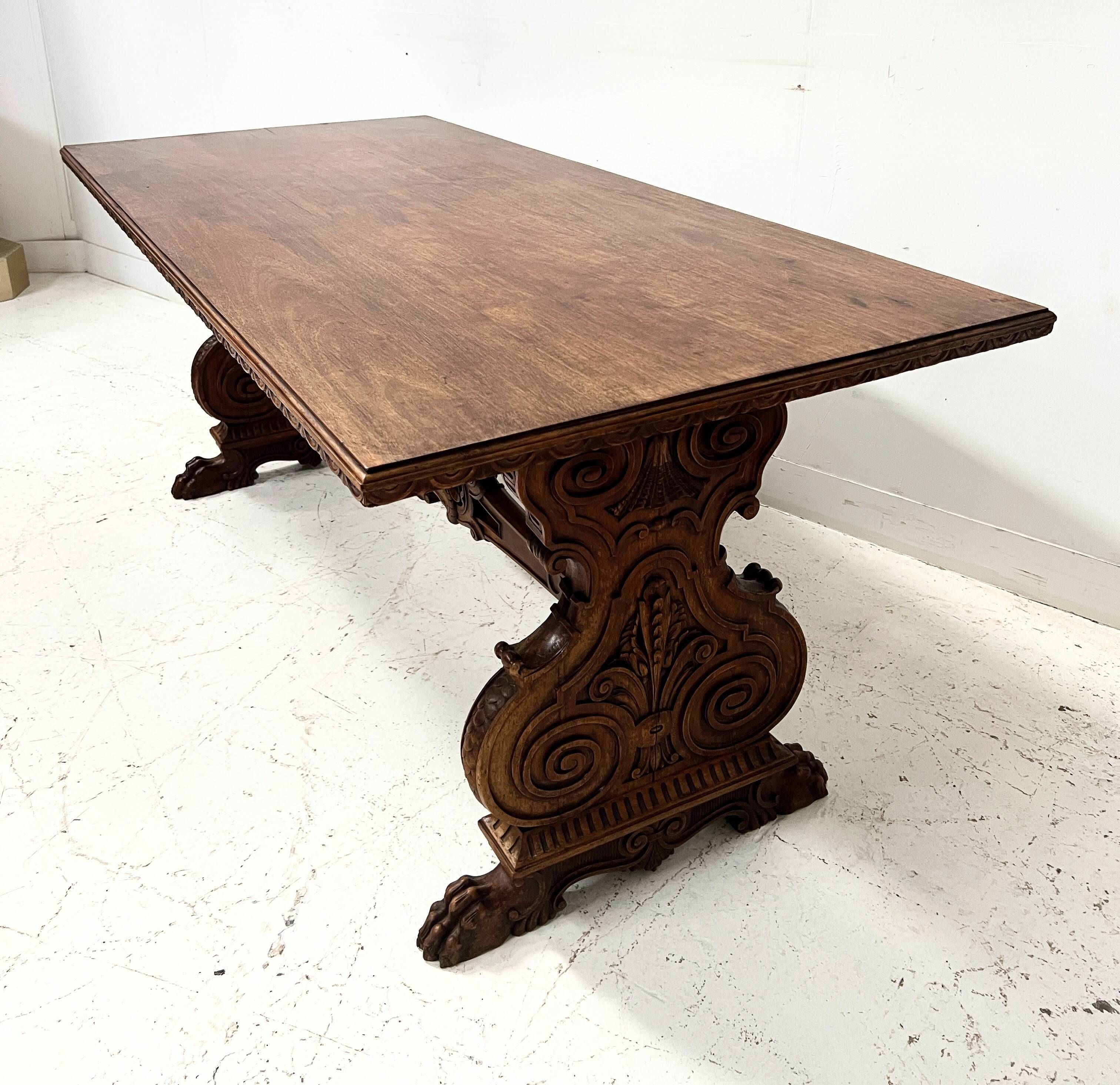 Table a manger de style Renaissance en bois massif sculpté XX siècle