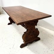 Table a manger de style Renaissance en bois massif sculpté XX siècle