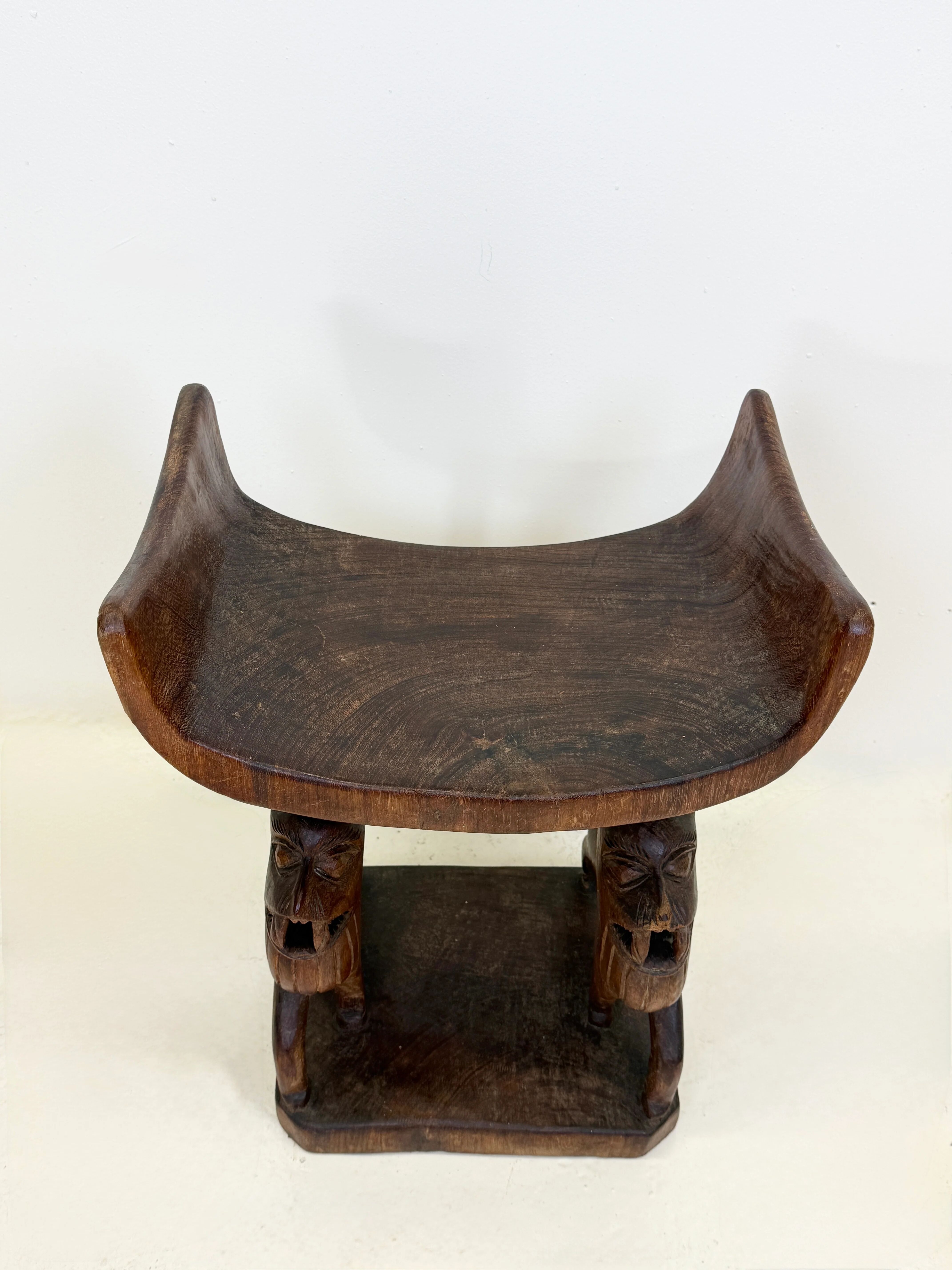 Trône royal "Fon" en bois sculpté – Bénin, XXᵉ siècle