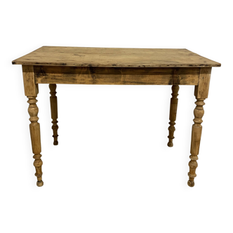 Farmhouse table with turned legs