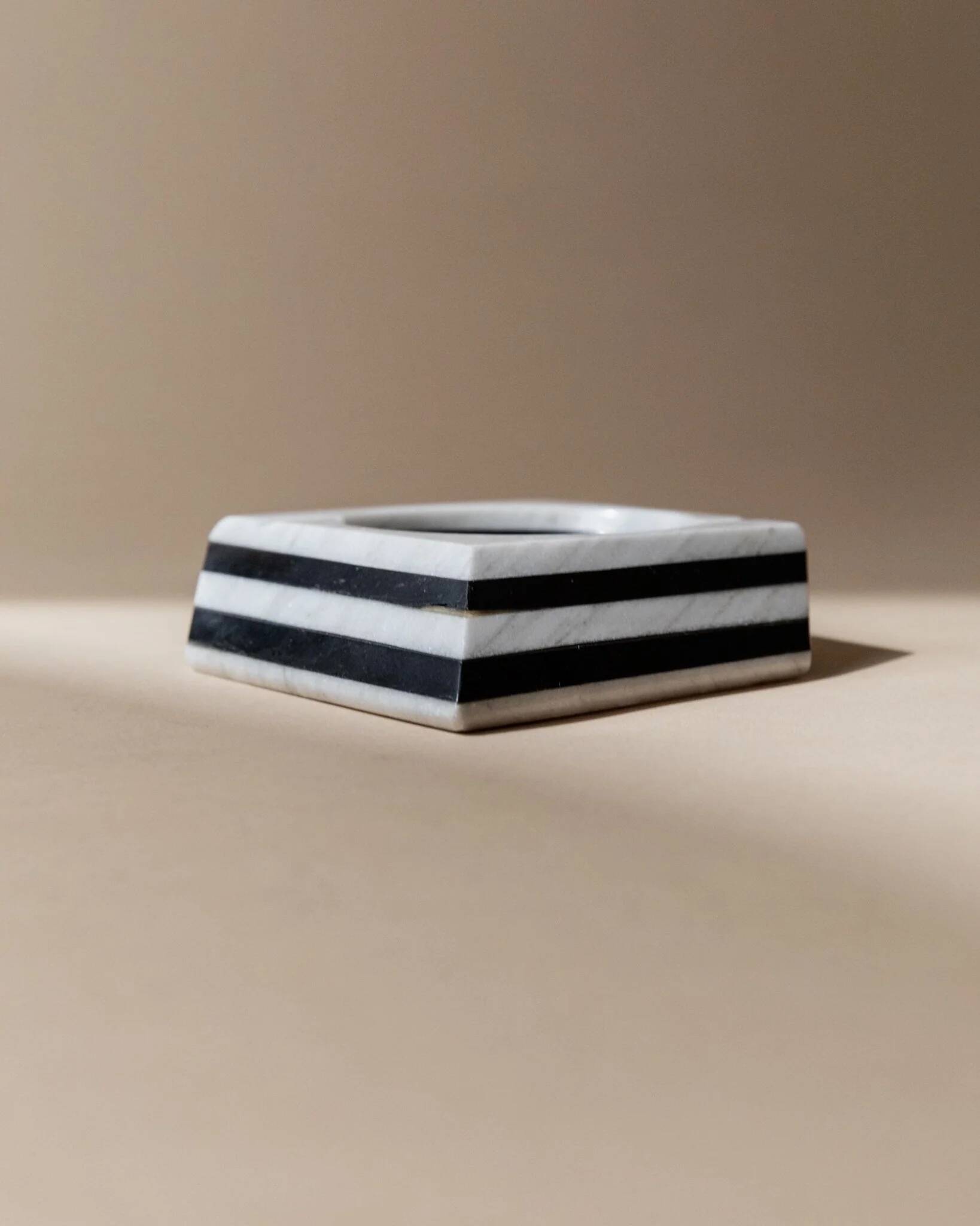 Cendrier vintage en marbre - illusion d’optique rayée noir et blanc - Art déco Italie années 1930
