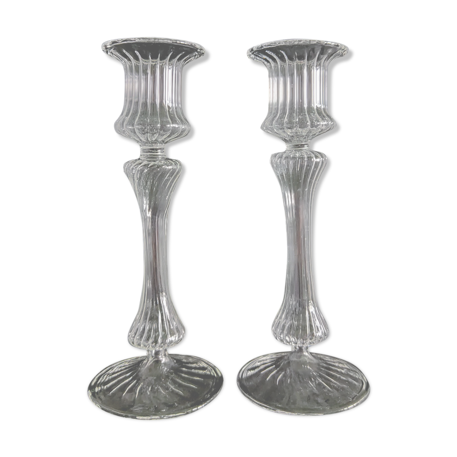 Paire de bougeoirs flambeaux en verre