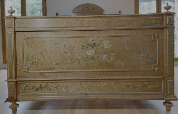 Lit fin XIXe – loupe d’érable peint – avec sommier + matelas 135x190