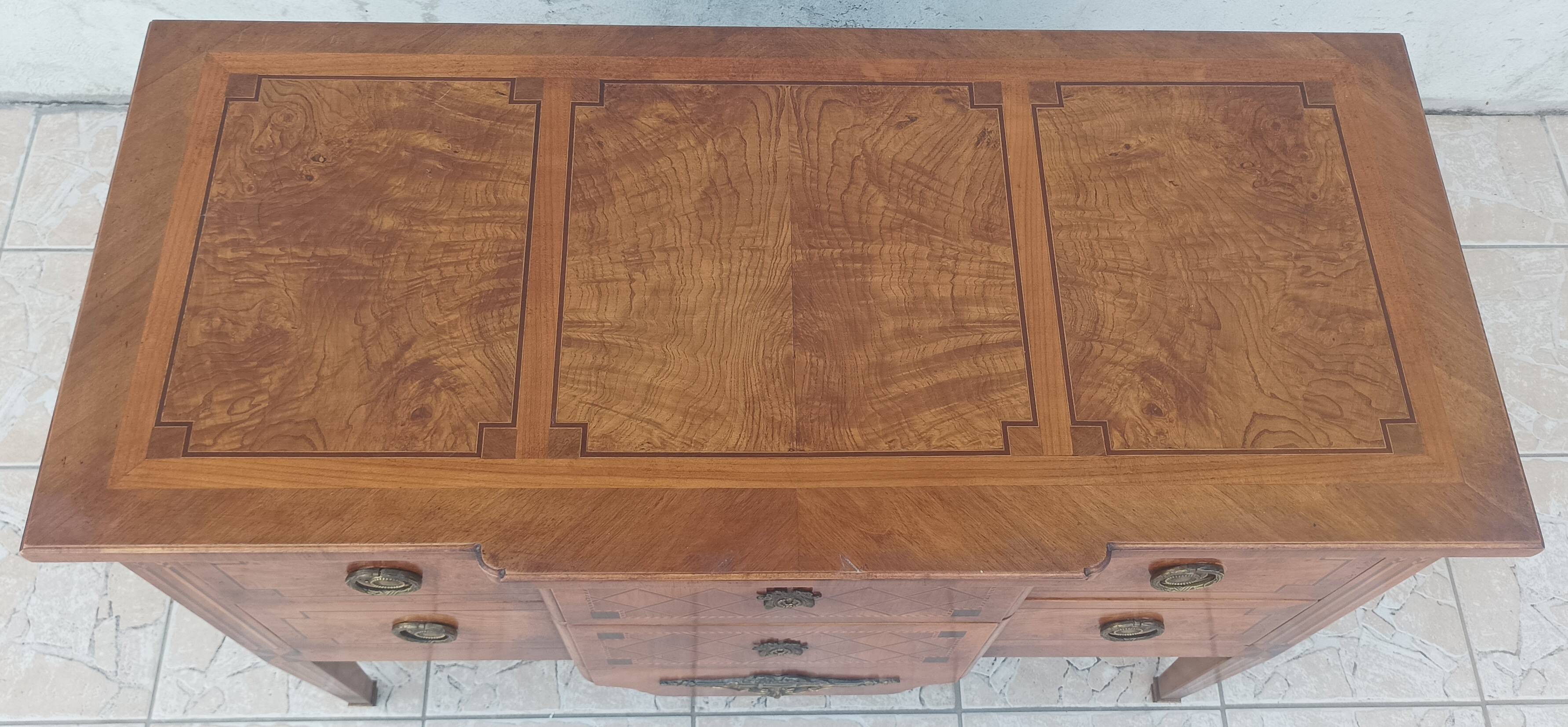 Louis XVI chest of drawers stamped in Faubourg Saint Antoine marquetry