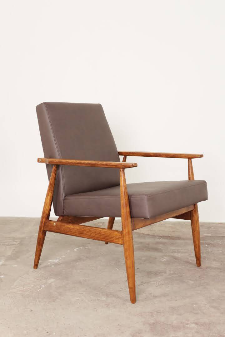 Fauteuil lounge scandinave en cuir végétal taupe foncé, design classique, couleur noyer
