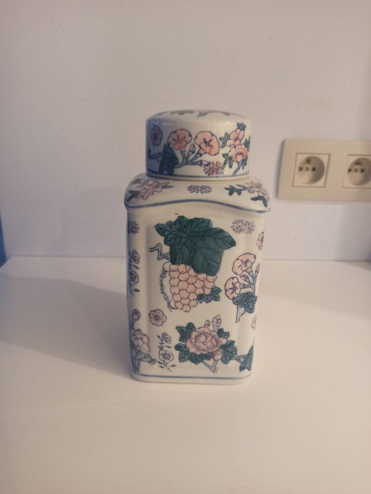 Bonbonnière à motifs asiatiques en porcelaine