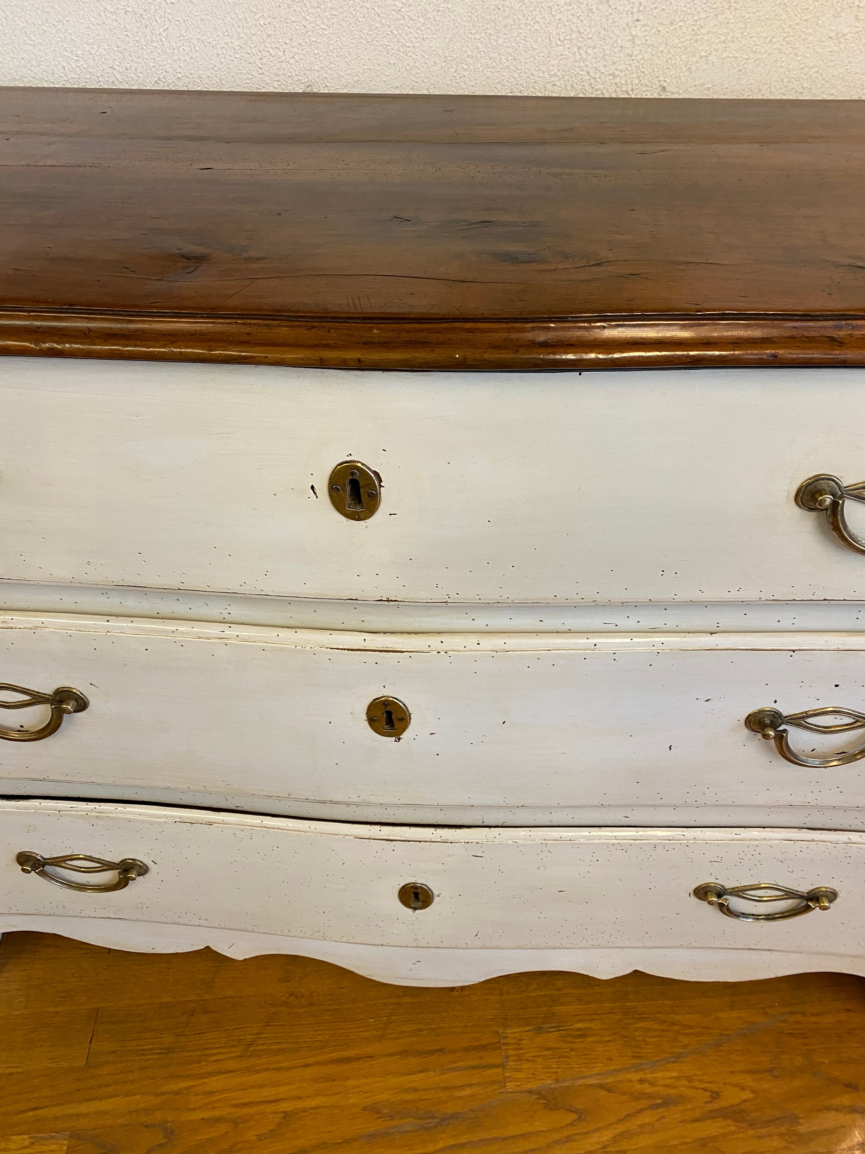 Chest of drawers from the regency period patinated light gray. Perfect condition.