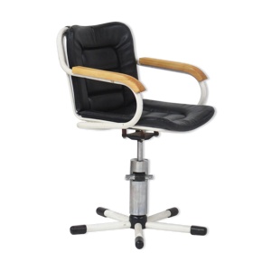 Chaise de bureau pivotante rétro vintage avec coussin en similicuir noir et accoudoirs en bois, années 1970