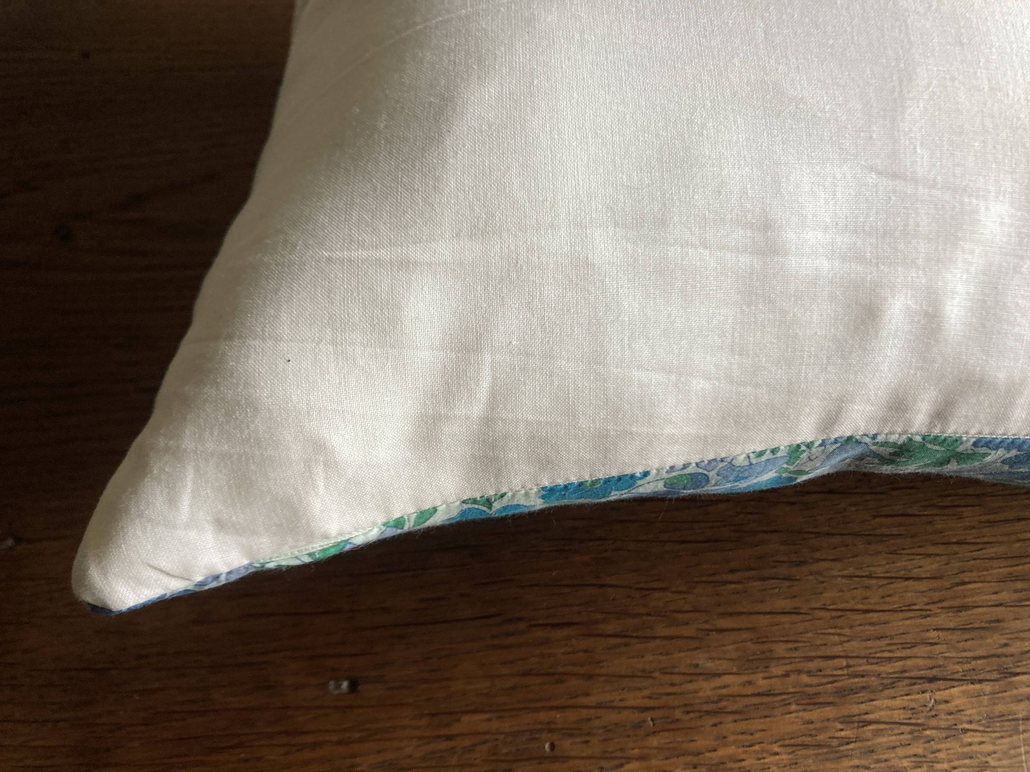 Coussin en vrai Liberty 1960 à fleurs