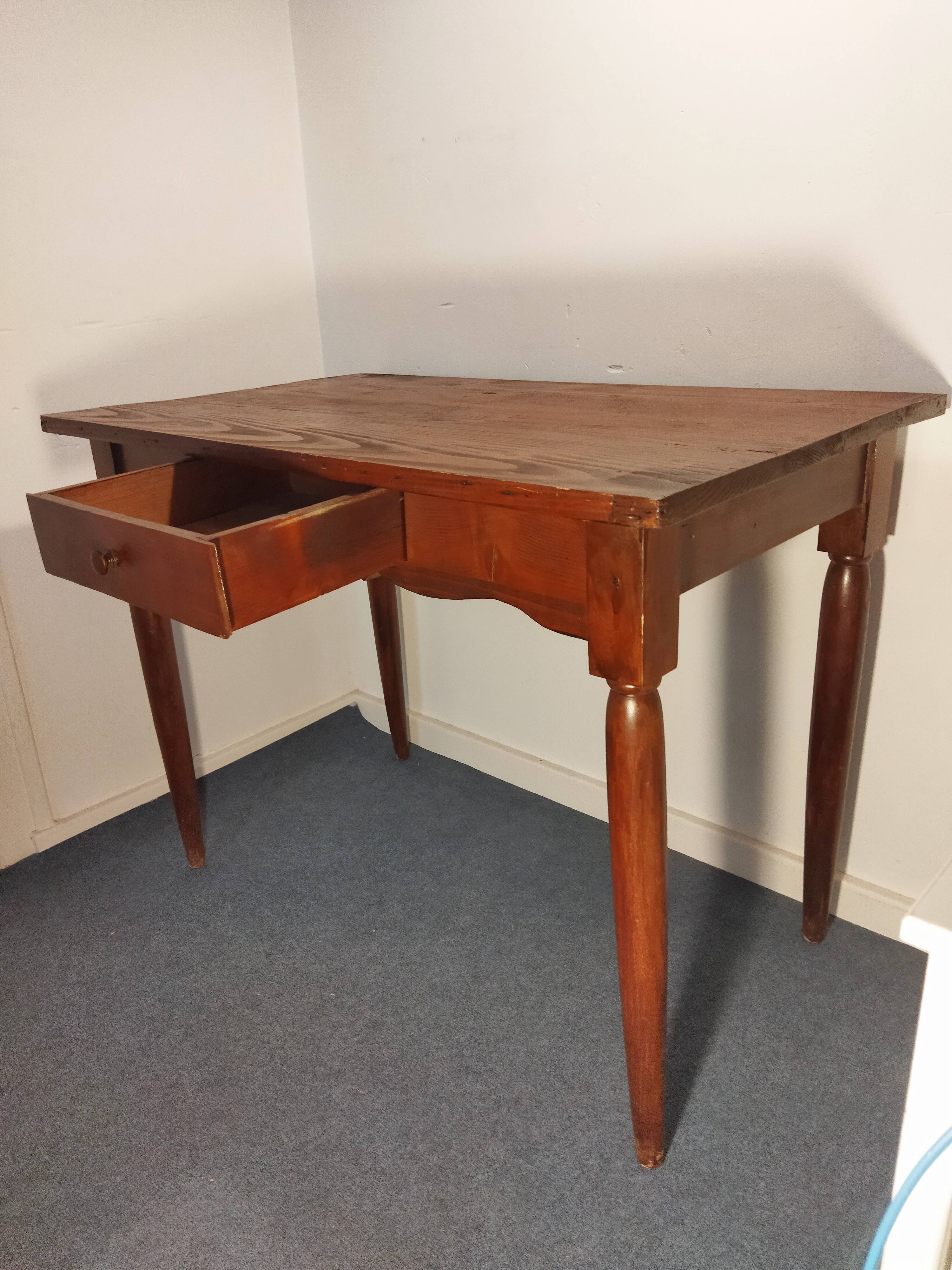 Desk feet spindles