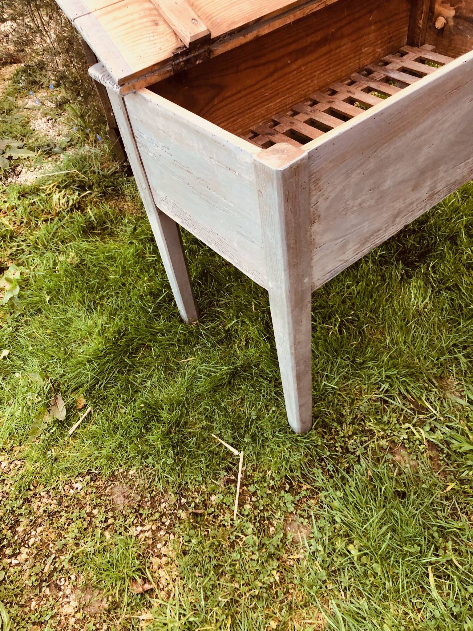 Wooden companion drainer with patina