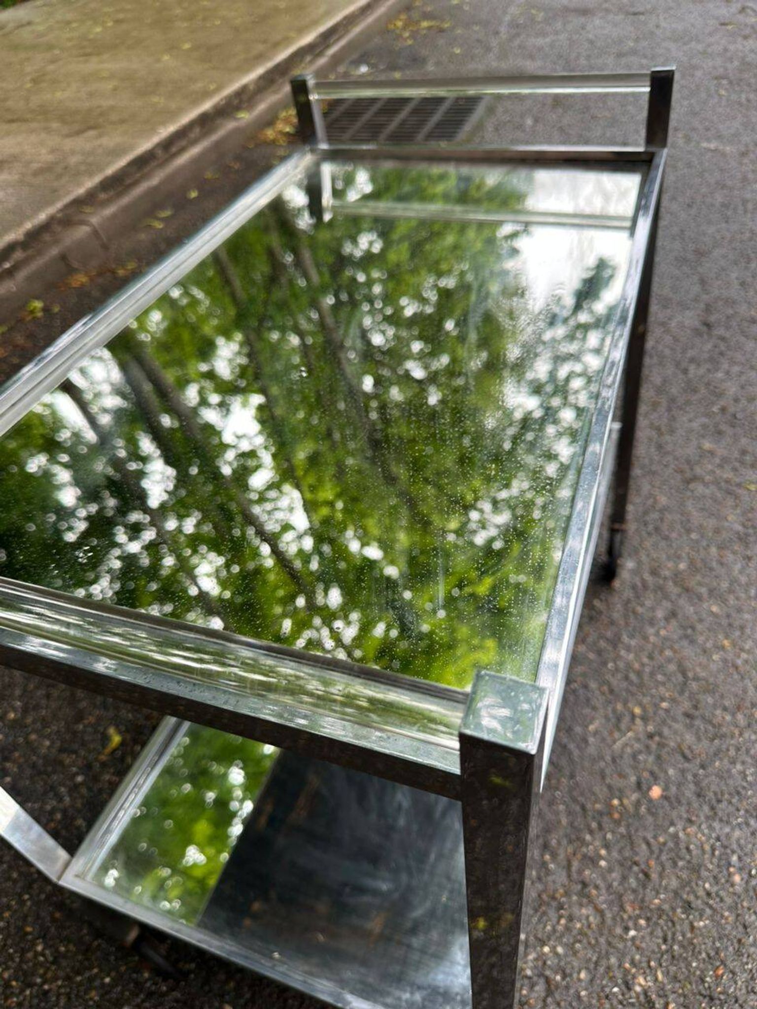 Vintage rolling bar from the 1970s in chrome metal and mirror.