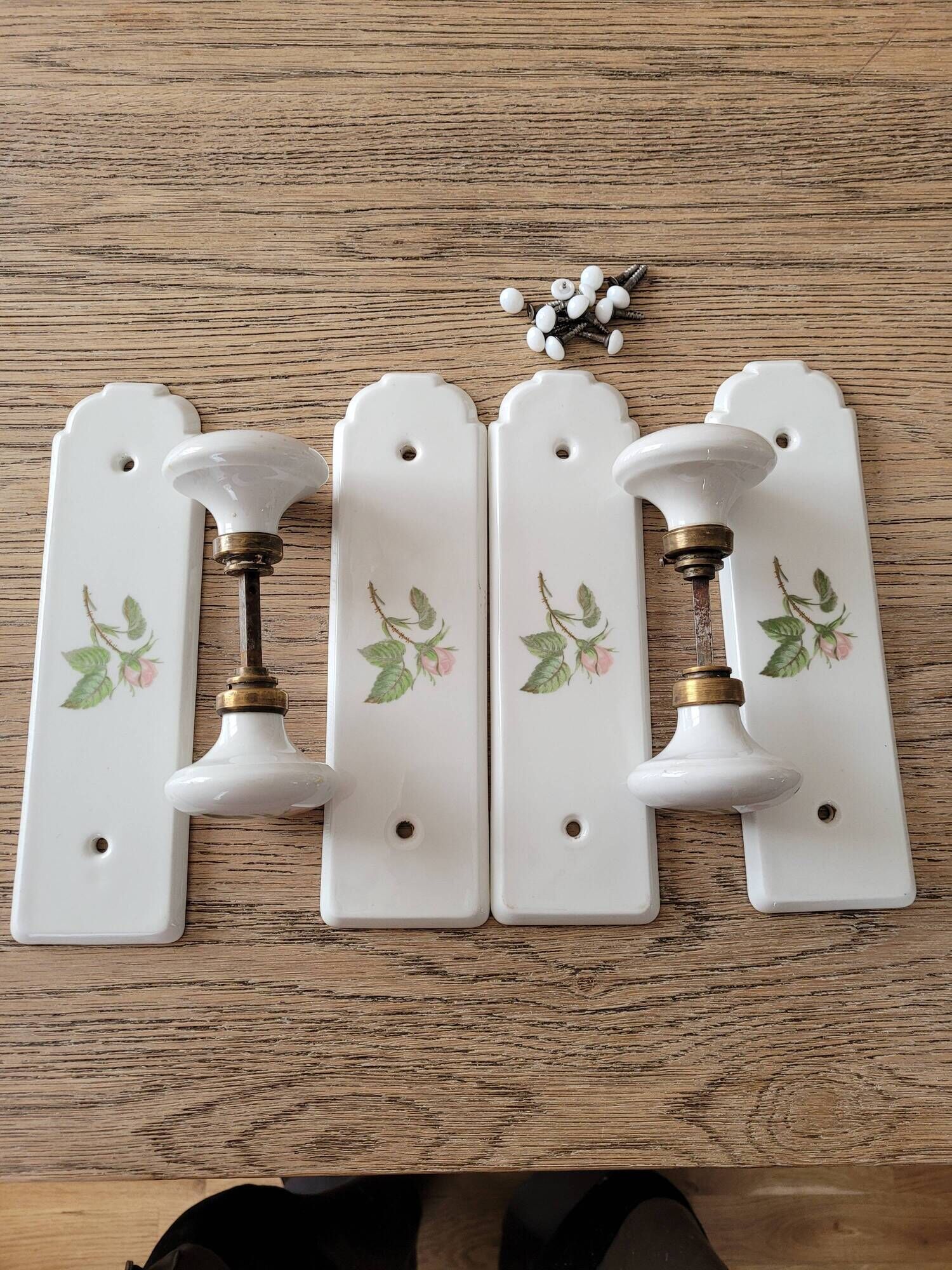 Set of 2 Porcelain door handles and cleanliness plates