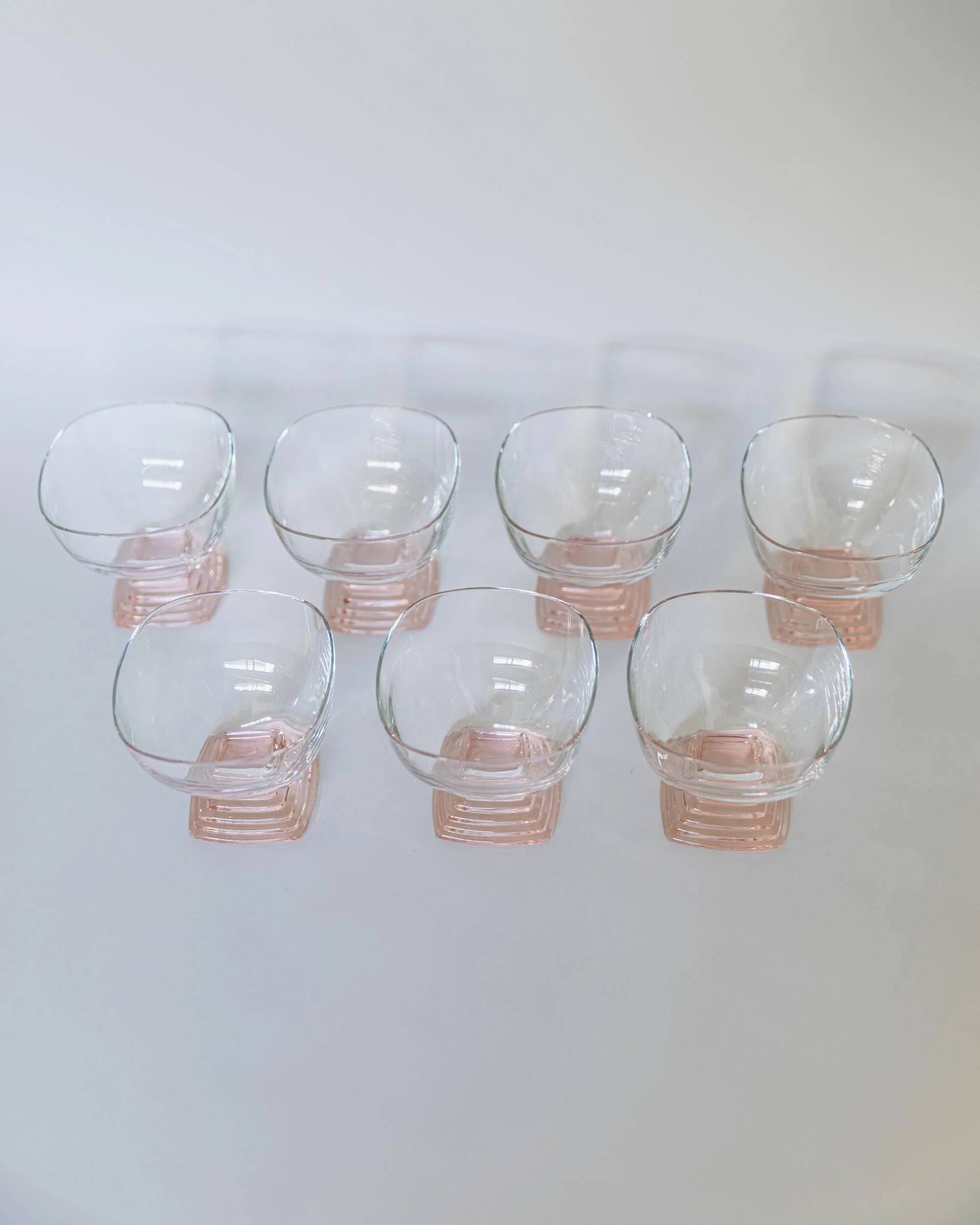 Lot vintage de 7 verres à vin des années 1980 en verre transparent avec pied rose à étages, par Bormioli (Italie)