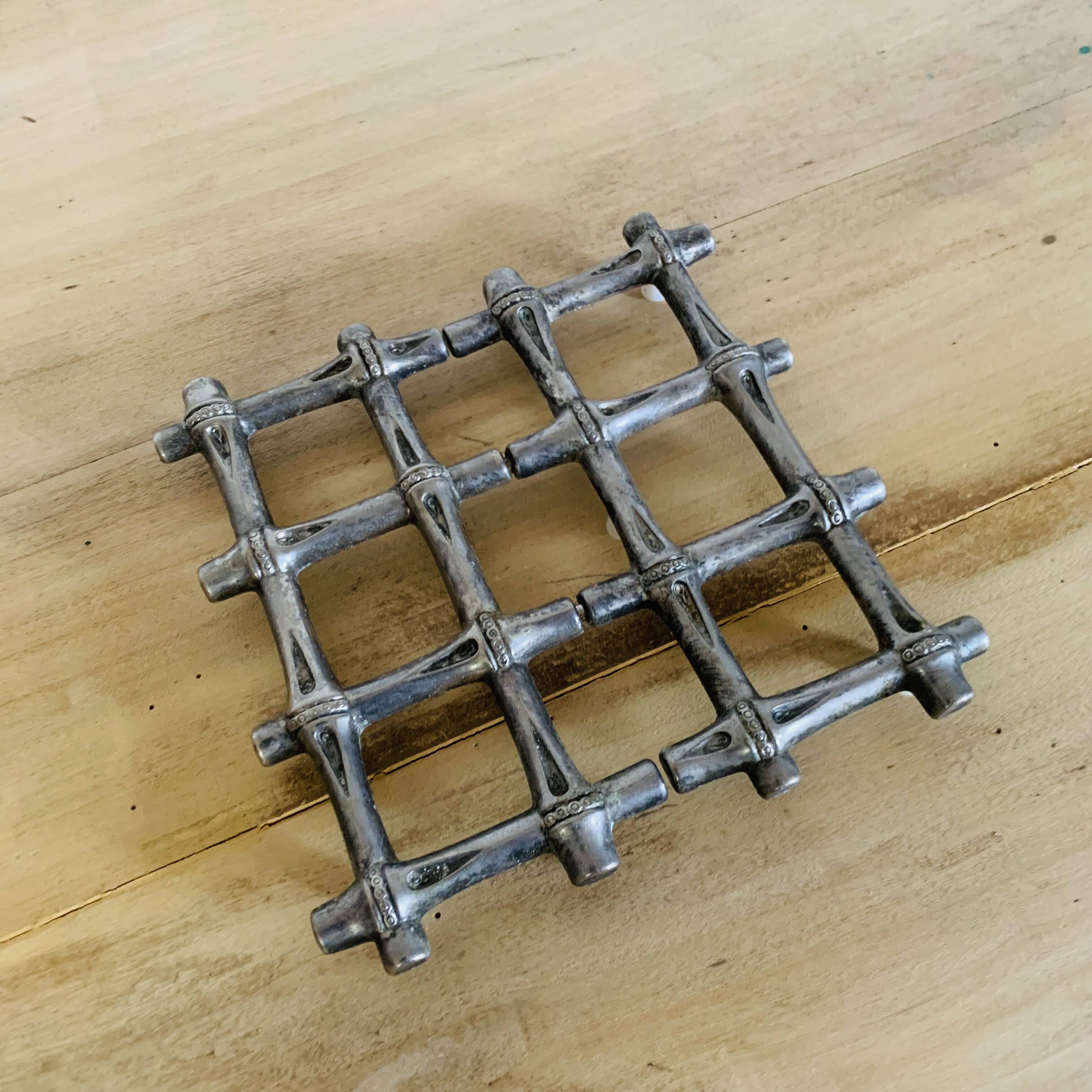 Silver metal table mat imitating bamboo