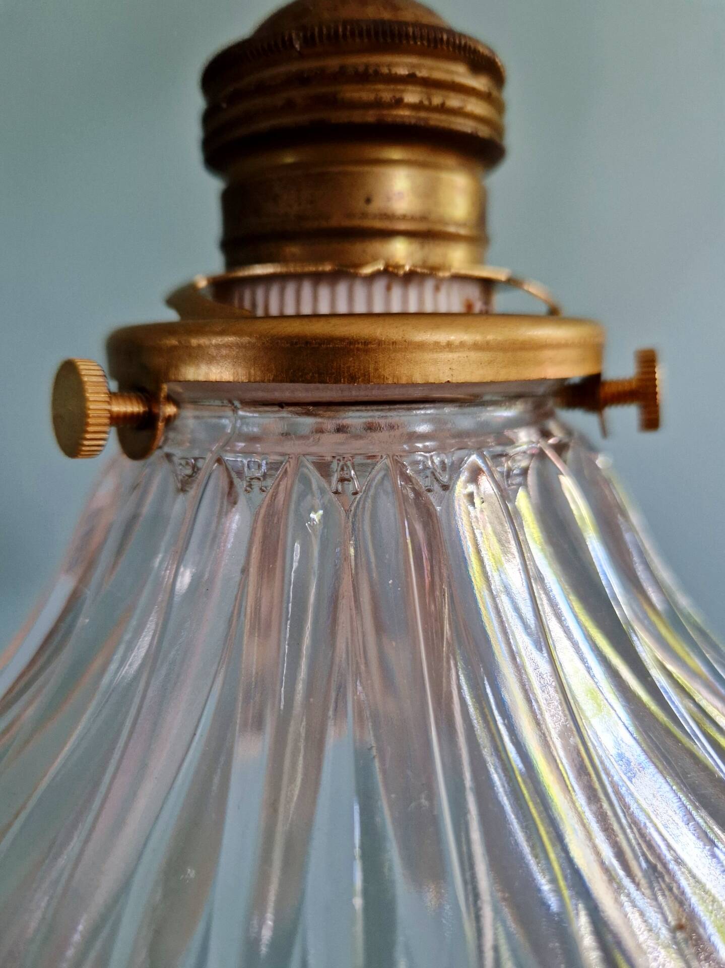 Suspension Art Déco en verre rainuré transparent, Holophane, 1920-30 