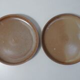 2 flat stoneware plates