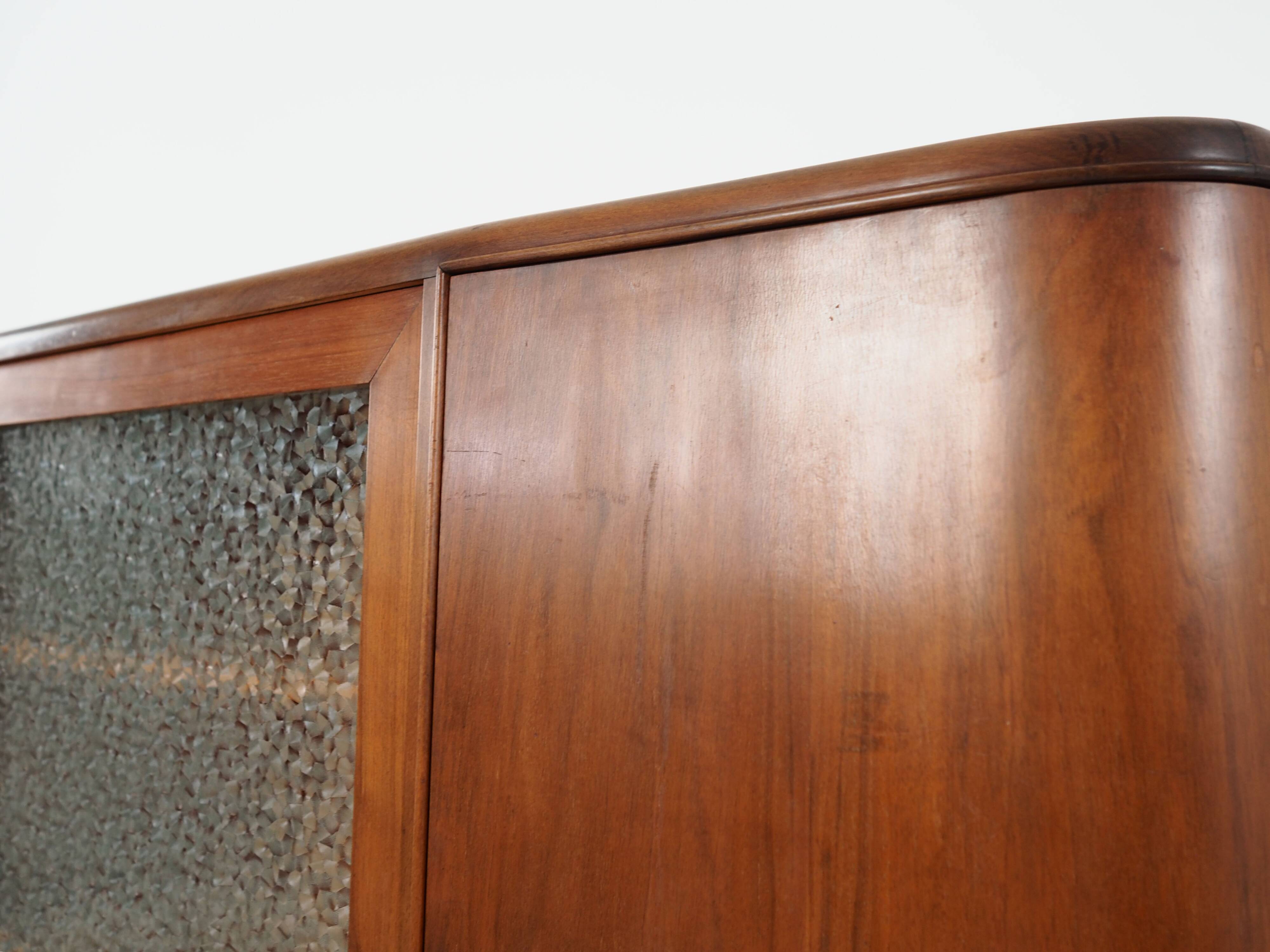 Buffet haut en noyer, design danois, années 1960, production : Danemark