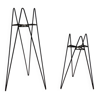 PAIR OF METAL 1950s DESIGN SIDE TABLES OR NESTING TABLES.