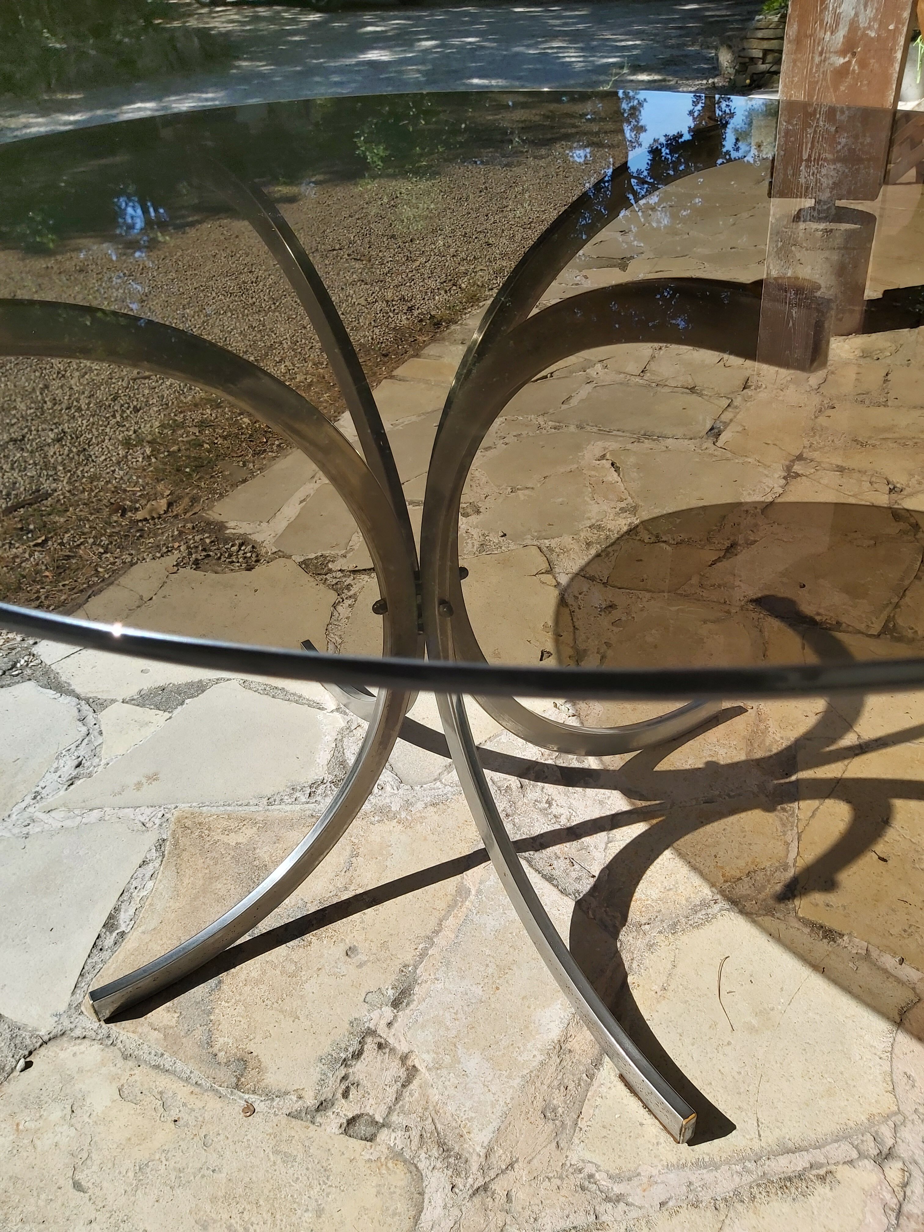 Table de salle a manger ovale en métal et verre fumé années 70