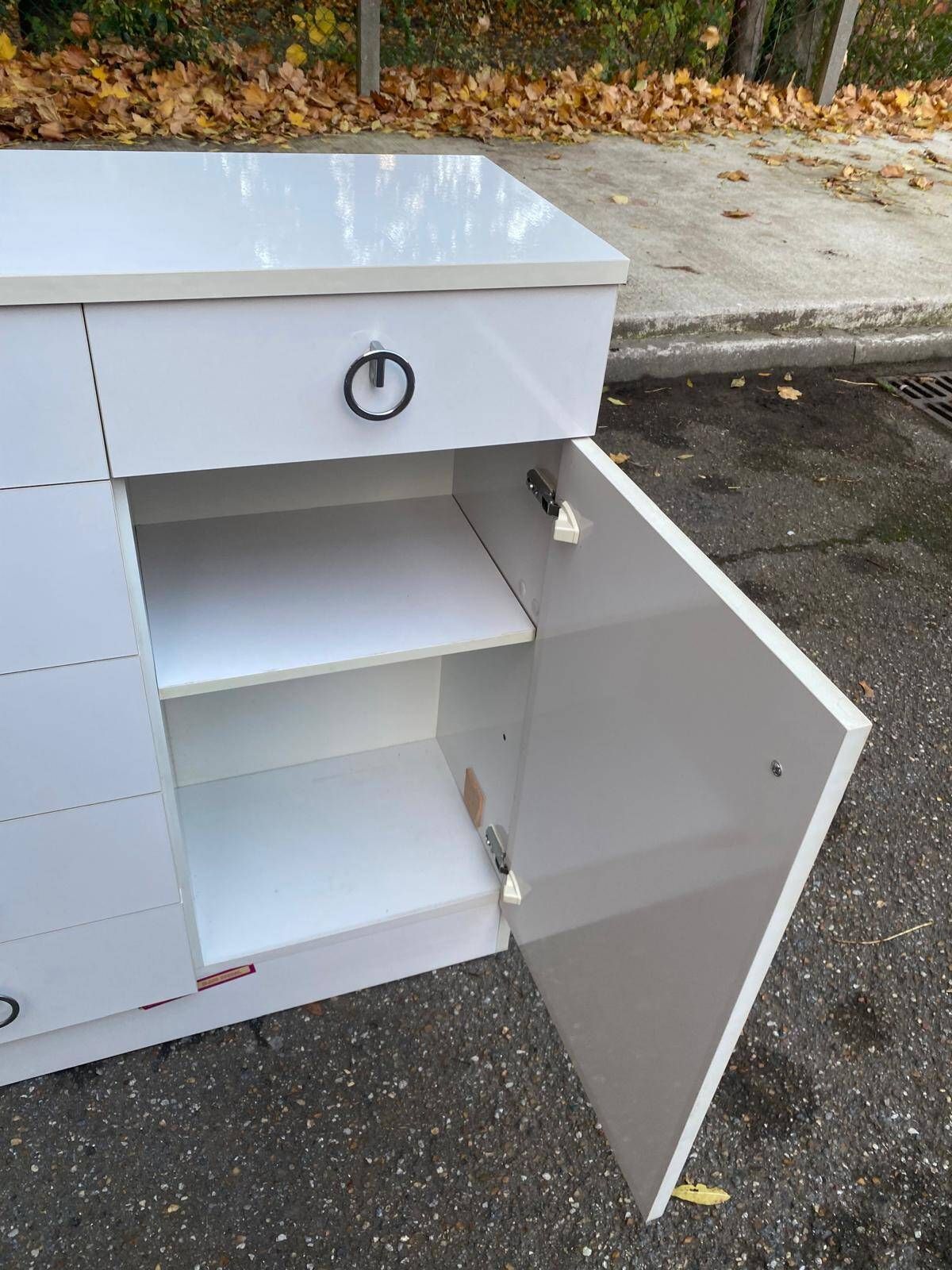 White, glossy lacquered wooden chest of drawers from the 1980s