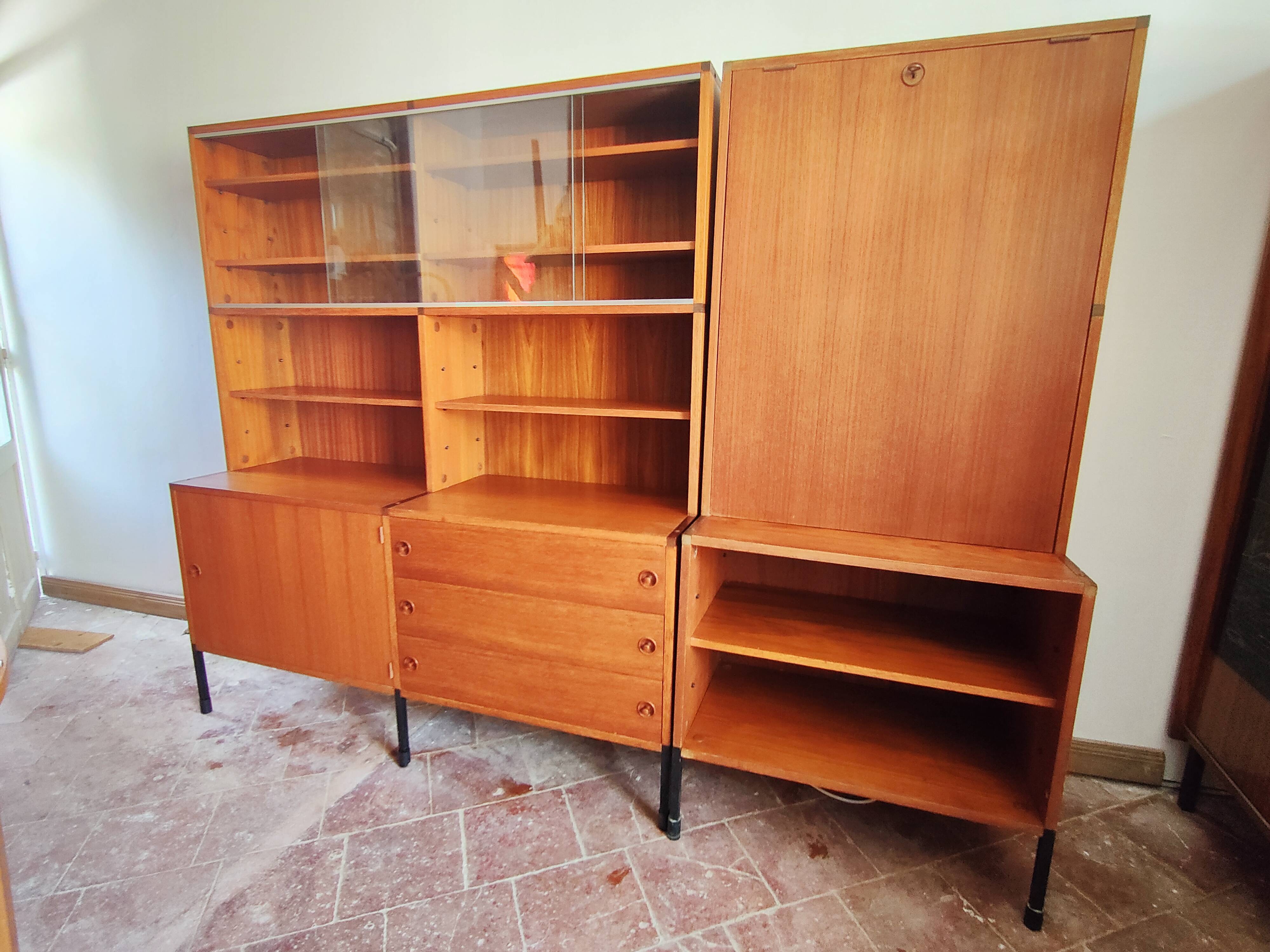 Enfilade of minivielle bookshelves